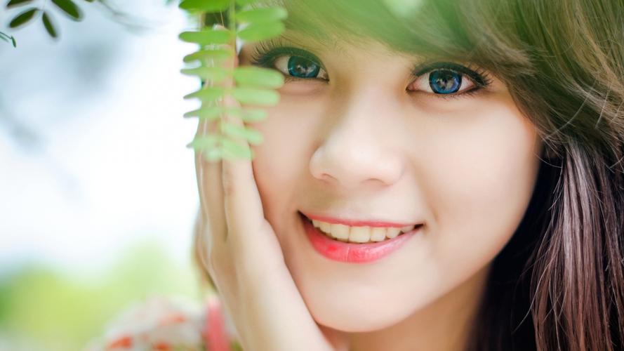 成都高温持续 民众进入防空洞纳凉